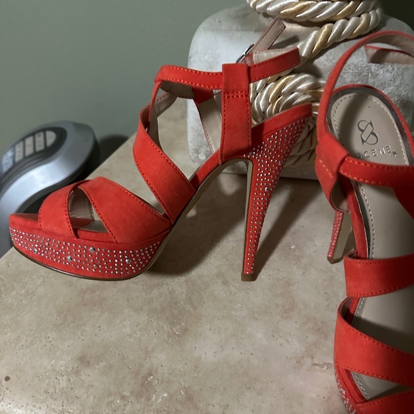 Woman’s Sandal - Picture 3 of 4